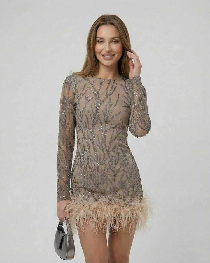 Mini vestido blanco para mujer, corte ajustado con lentejuelas y plumas, look sofisticado de fiesta.
