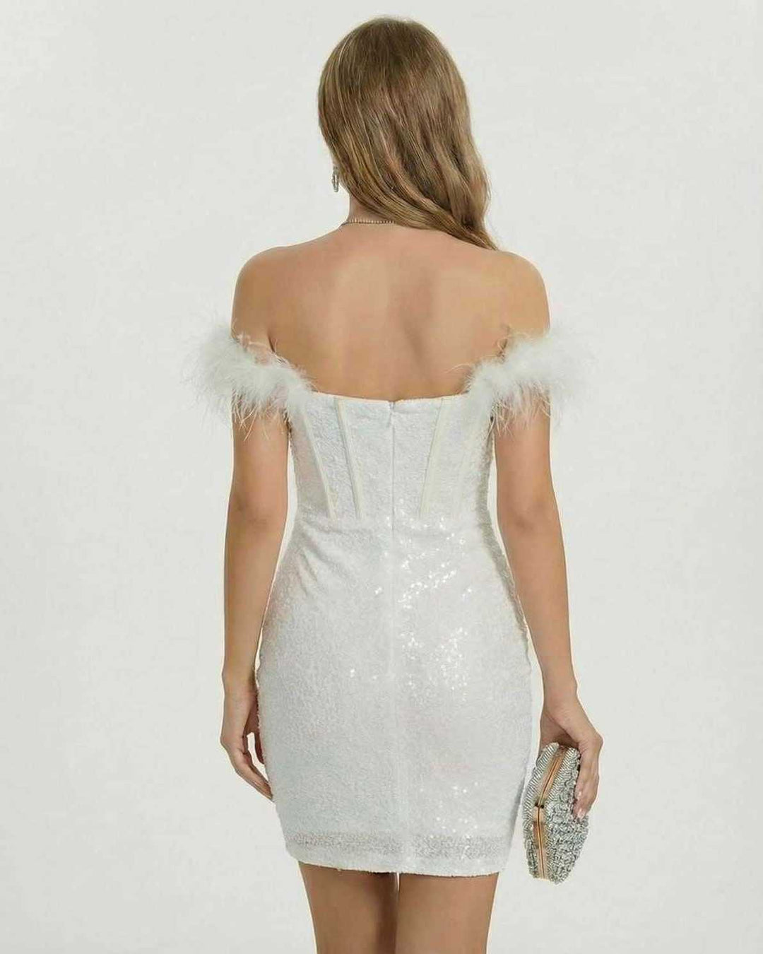 Vestido de fiesta mini color celeste para mujer, con hombros descubiertos y delicadas plumas. Ideal noche y verano.