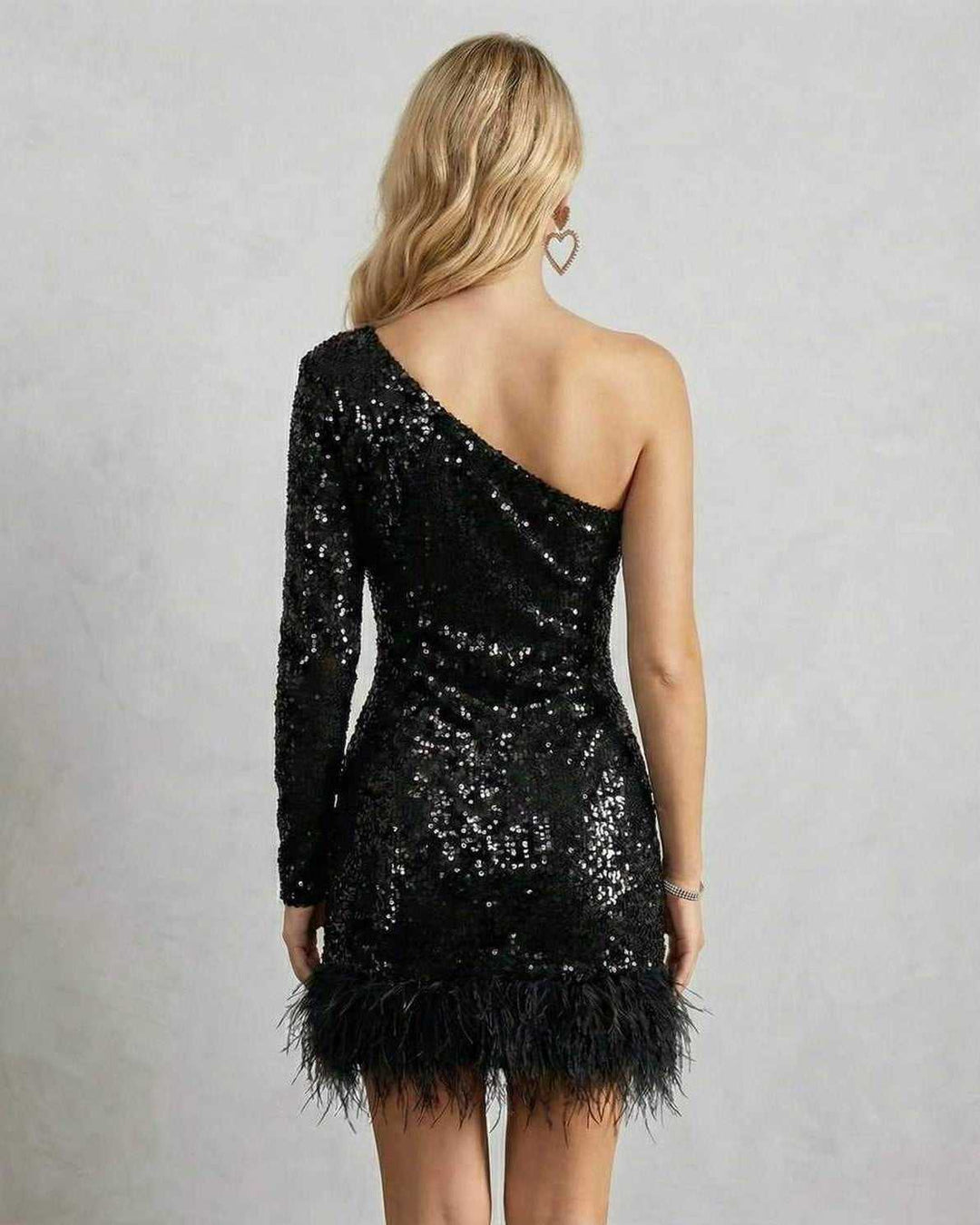 Mini vestido celeste asimétrico de un hombro para fiesta. Ropa de noche con glamour.