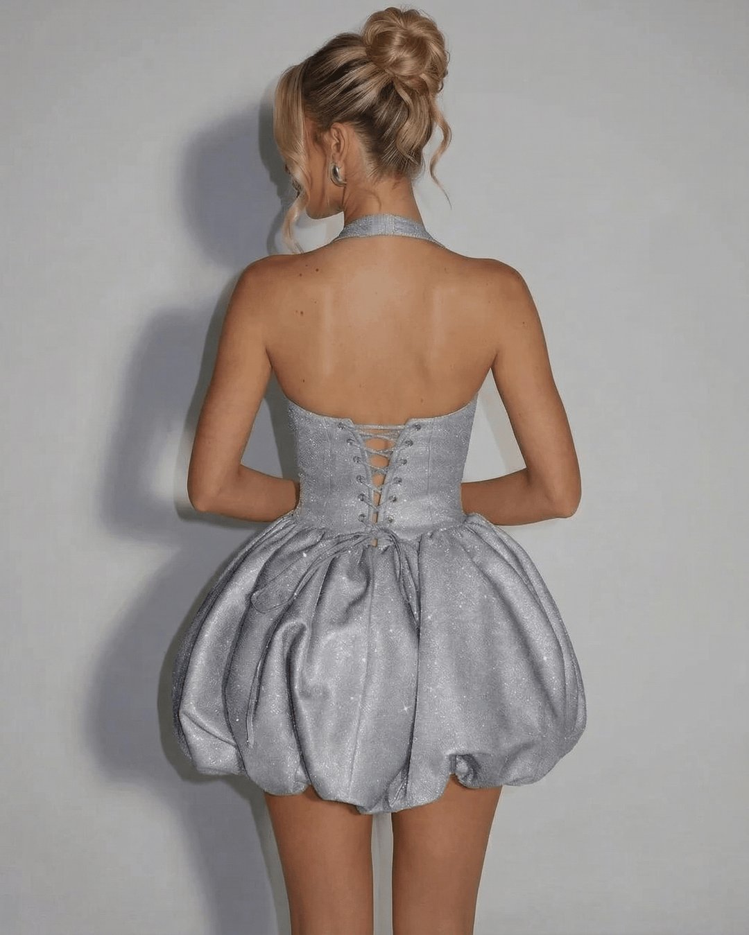 Elegante vestido mini de lentejuelas plateadas para fiesta de mujer. Perfecto para celebración y noche.