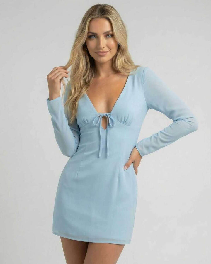 Vestido de fiesta mini celeste para mujer, ajustado, con escote en V y manga larga. Moda femenina elegante.