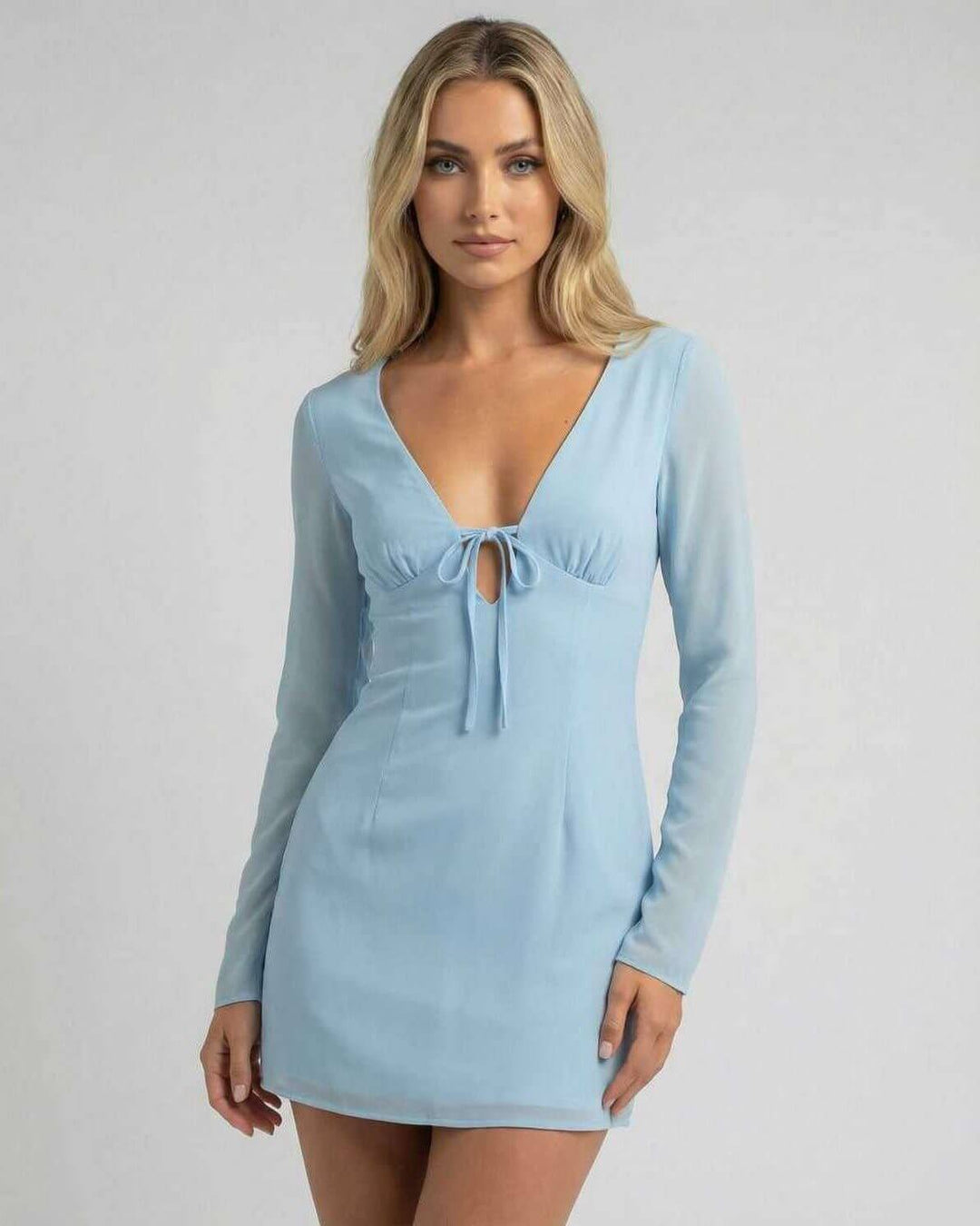 Vestido mini celeste ajustado de mujer, silueta de lápiz, escote V y manga larga. Outfit elegante y sensual.