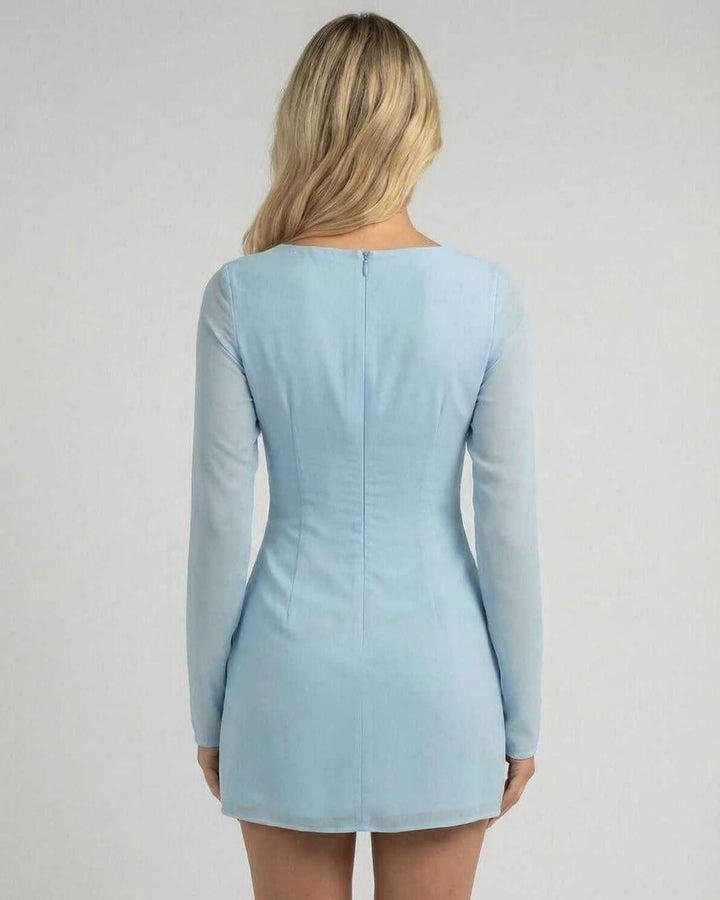 Elegante vestido mini celeste de mujer, ajustado, con sensual escote en V y manga larga. Perfecto para noche.