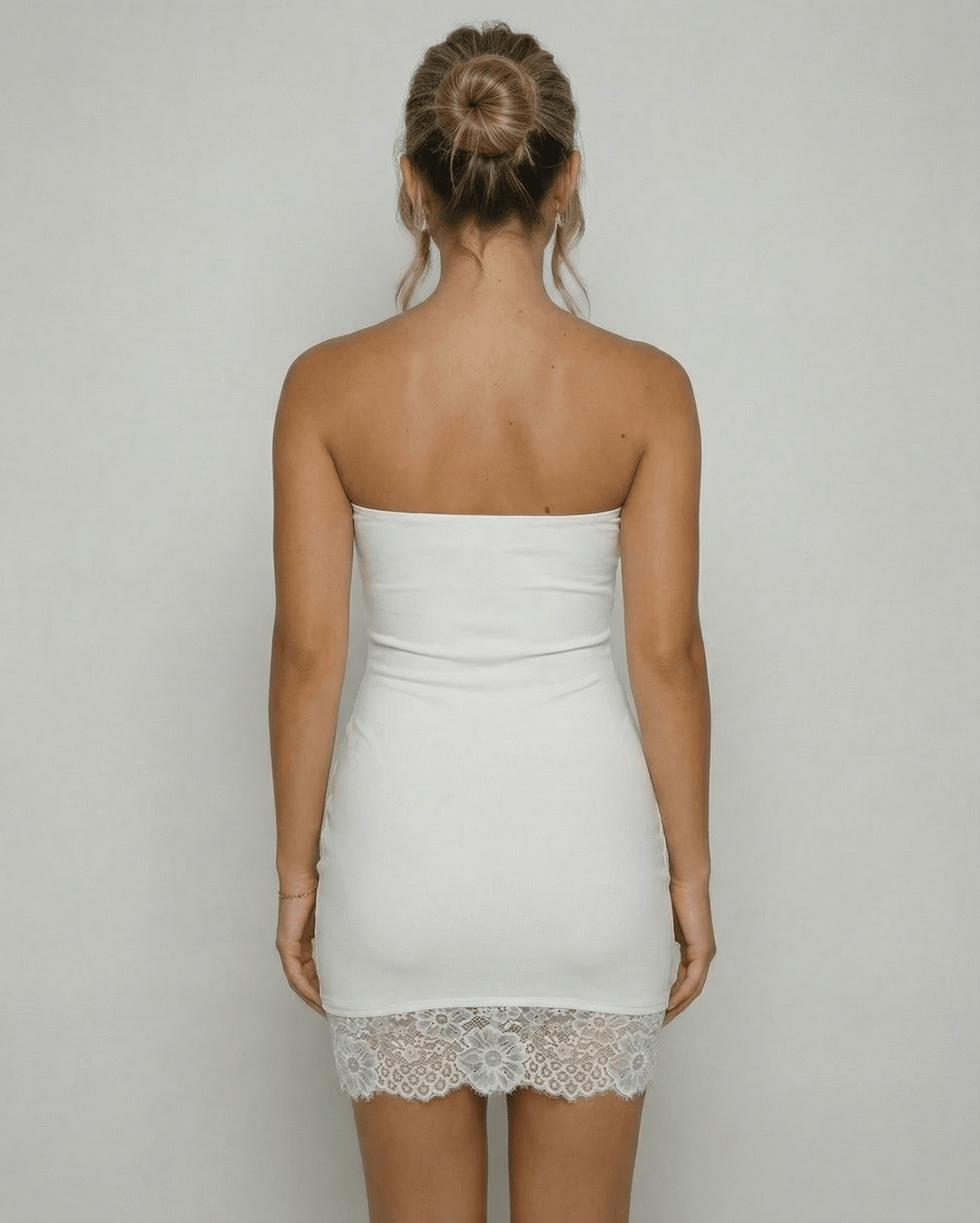 Vestido corto azul cielo de moda femenina, elegante y versátil para el día.