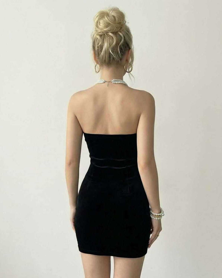 Detalle de vestido mini celeste de fiesta con perlas. Diseño sin tirantes, ideal para lucir sofisticada en noche.