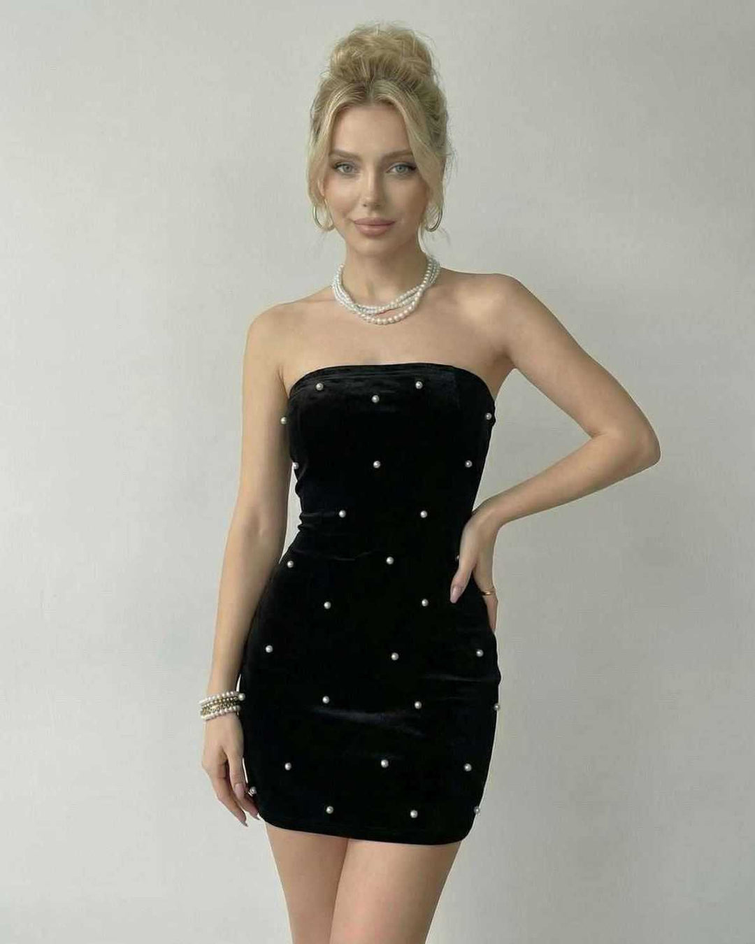 Elegante vestido mini celeste sin tirantes, con perlas, para mujer. Ideal para eventos formales y noches de cóctel.