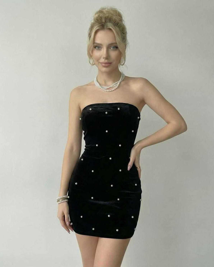 Elegante vestido mini celeste sin tirantes, con perlas, para mujer. Ideal para eventos formales y noches de cóctel.