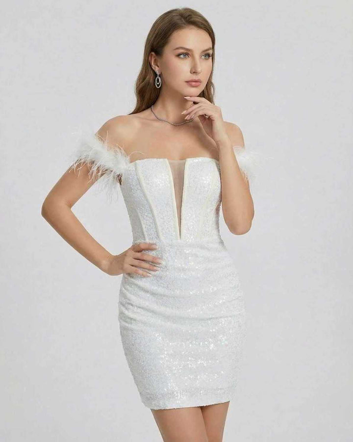 Vestido mini celeste vibrante con hombros descubiertos y sofisticadas plumas para una noche de fiesta glamurosa.