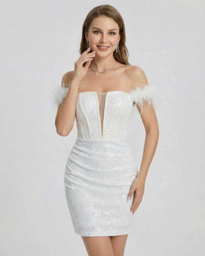 Detalle de las plumas en el elegante vestido mini celeste de mujer con hombros descubiertos. Perfecto para noche.