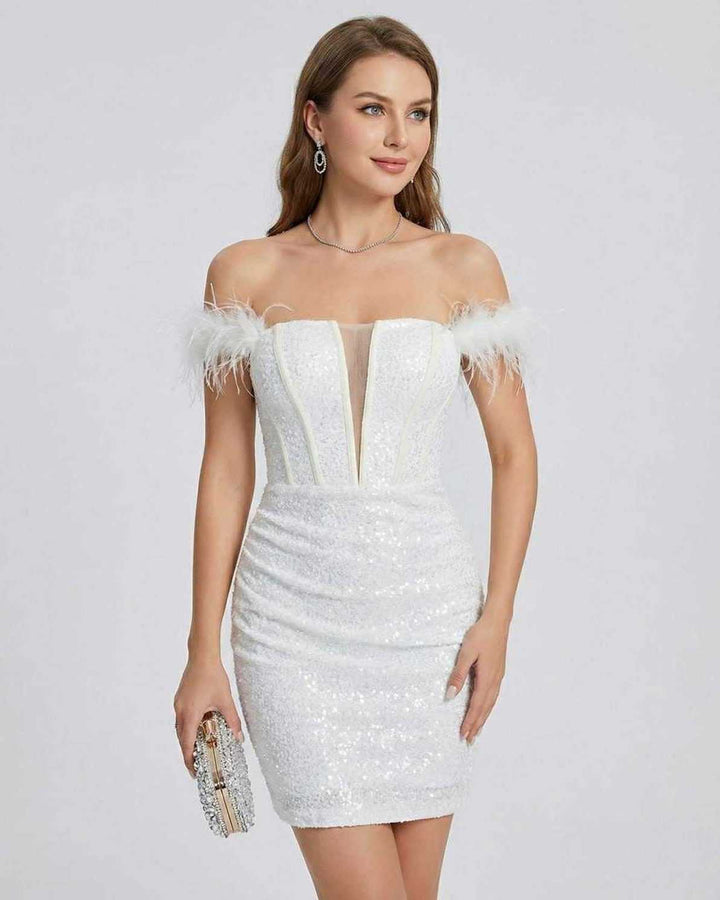 Glamuroso vestido mini celeste de mujer con plumas y hombros descubiertos. Atuendo chic para eventos de cóctel.