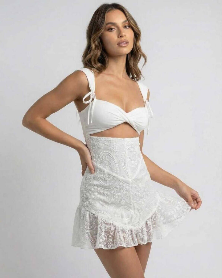 Elegante vestido de mujer ajustado en tono celeste, ideal para fiestas y noches de verano.