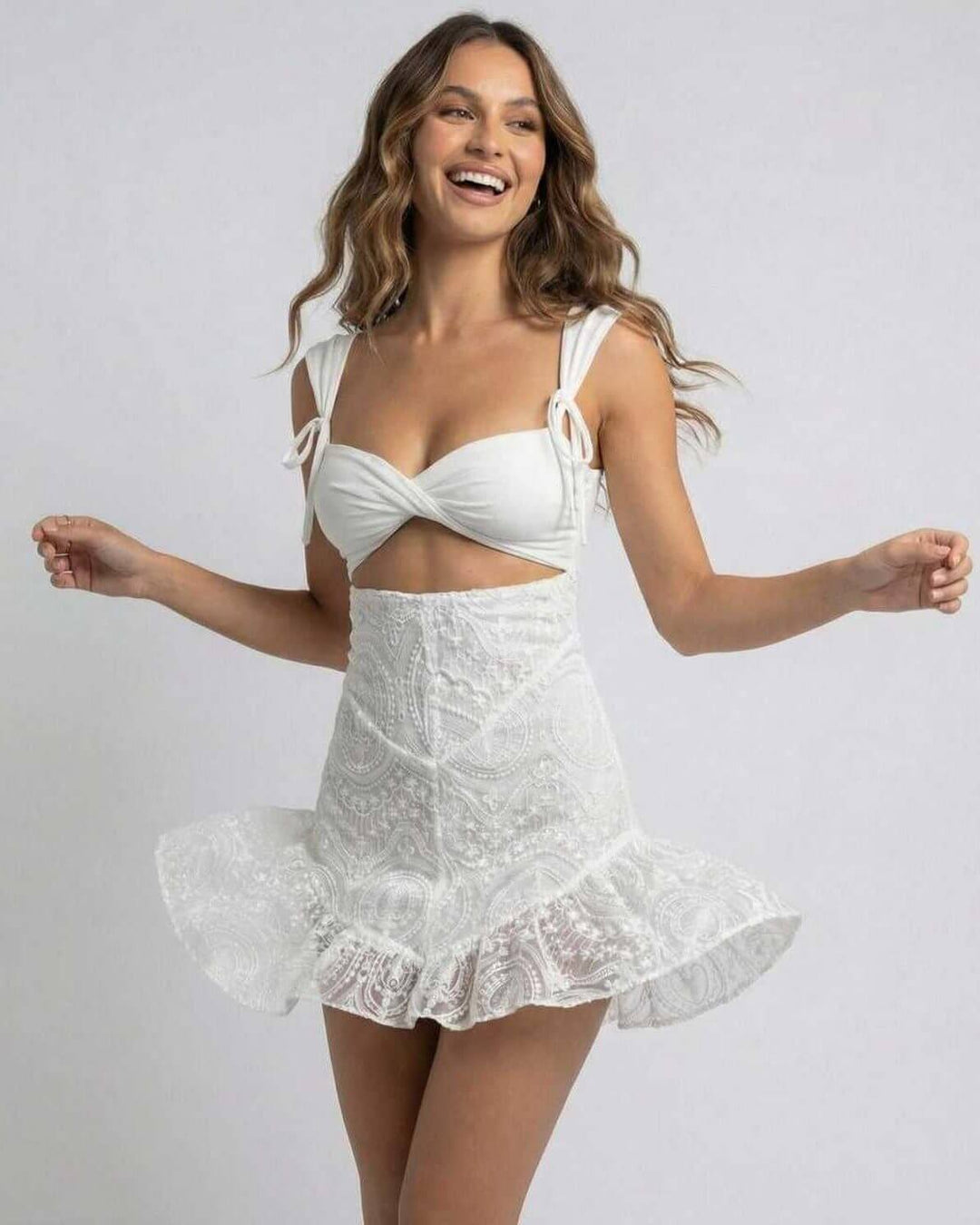 Modelo luciendo vestido mini celeste ajustado y atrevido, para mujer, un look moderno.
