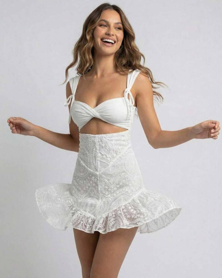 Modelo luciendo vestido mini celeste ajustado y atrevido, para mujer, un look moderno.