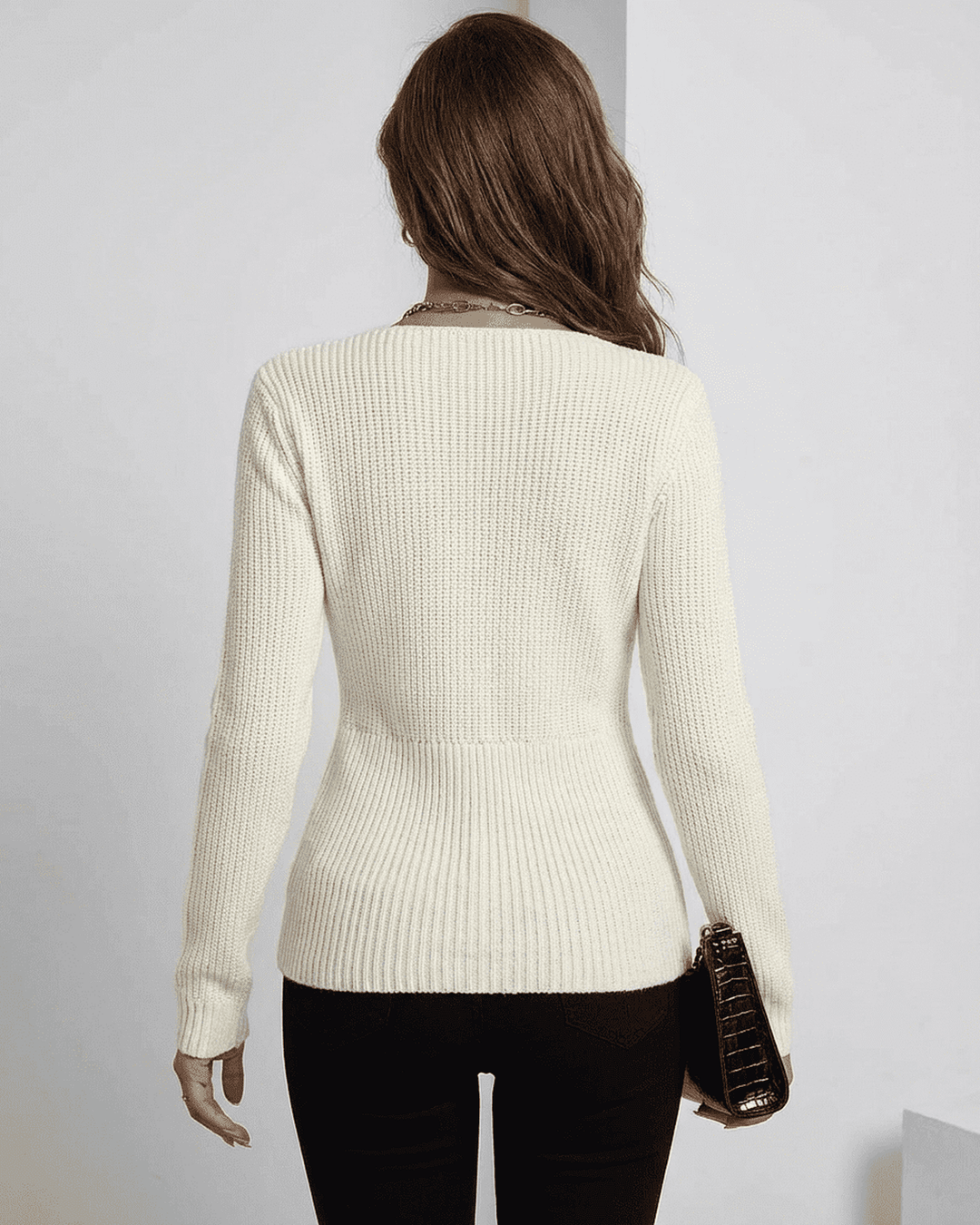 Pullover de punto celeste para mujer, corte ajustado y cuello en V. Moda casual chic.