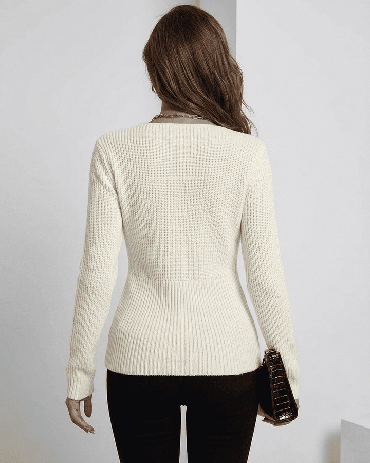 Pullover de punto celeste para mujer, corte ajustado y cuello en V. Moda casual chic.