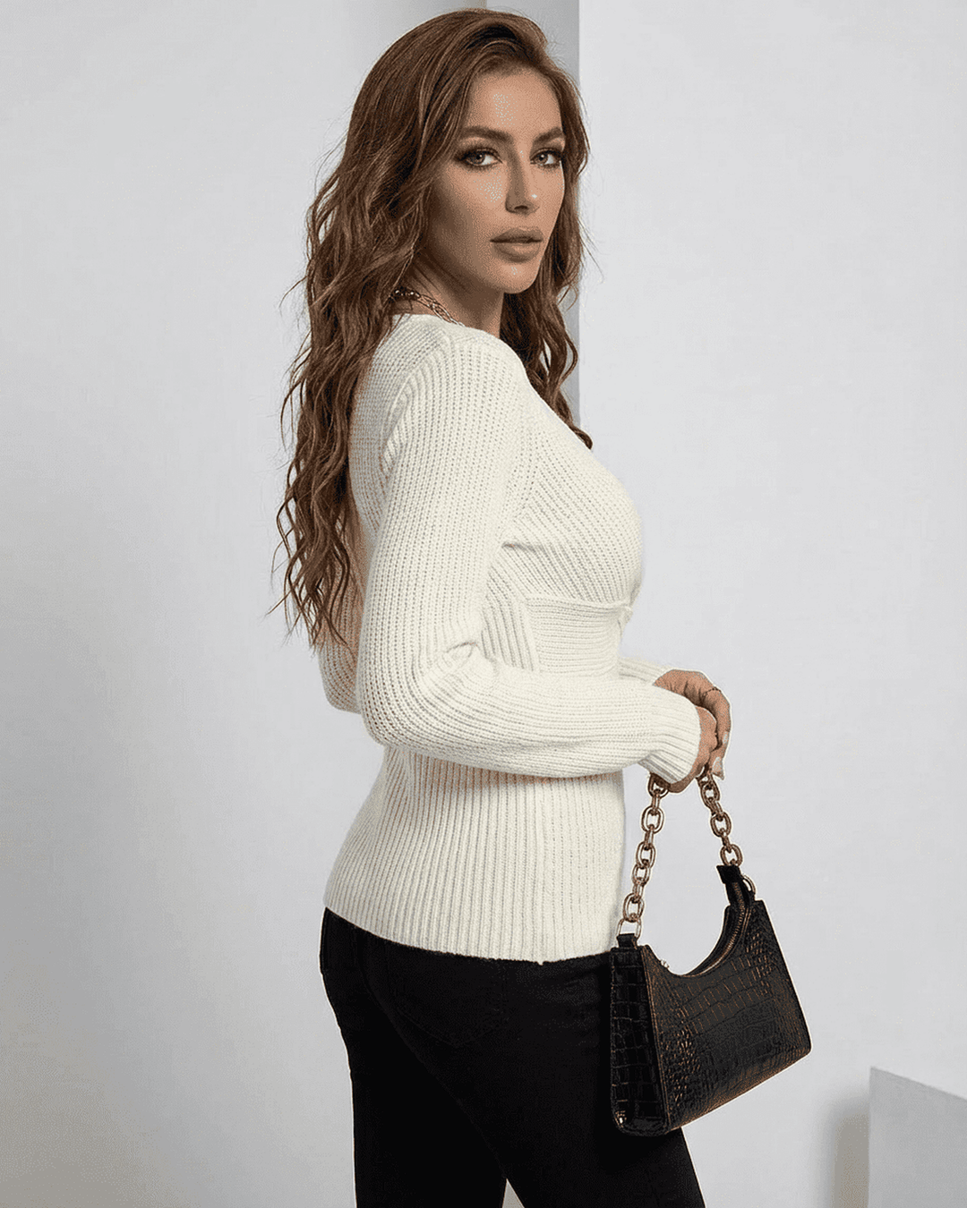 Suéter de punto celeste ajustado para mujer, con cuello en V. Estilo moderno y adaptable a tu figura.