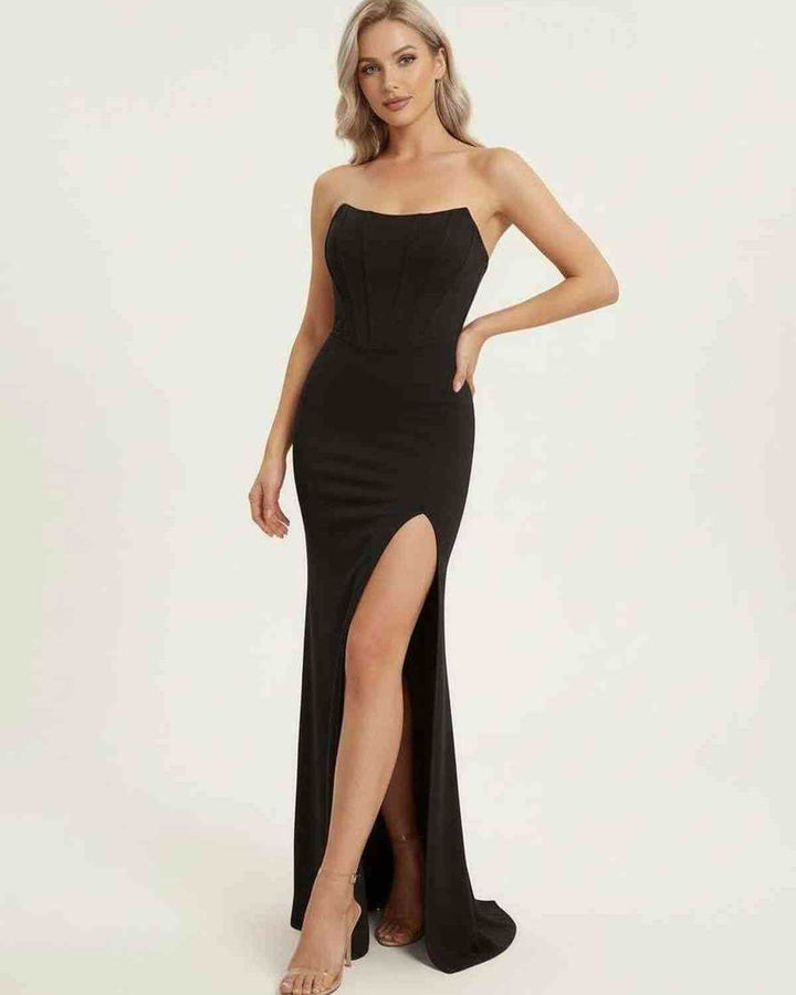 Vestido maxi negro elegante para mujer con silueta de corsé, diseño sin tirantes y abertura alta.