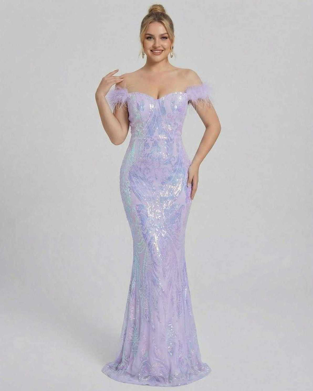 Vestido maxi formal de mujer, sin hombros, con un estilo sofisticado para vestimenta de gala.