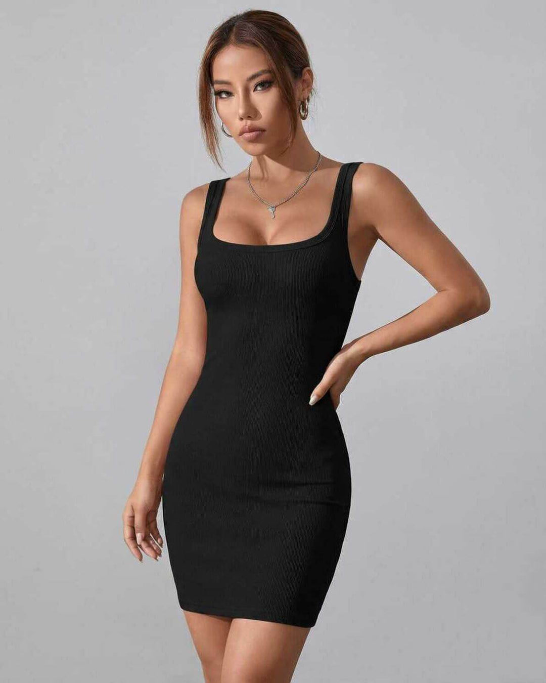 Vestido mini Celia negro de tirantes, elegante y ajustado, perfecto para fiesta o cóctel de mujer.