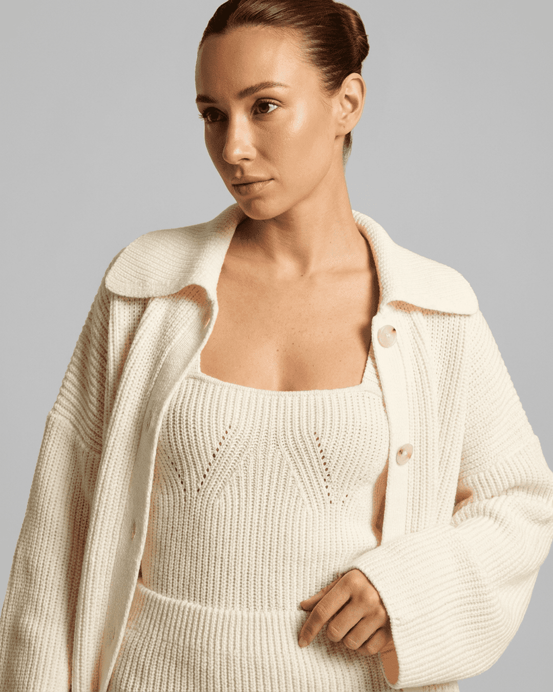 Vestido ceñido Elysia para mujer, blanco marfil. Estilo versátil, ideal para día o noche.