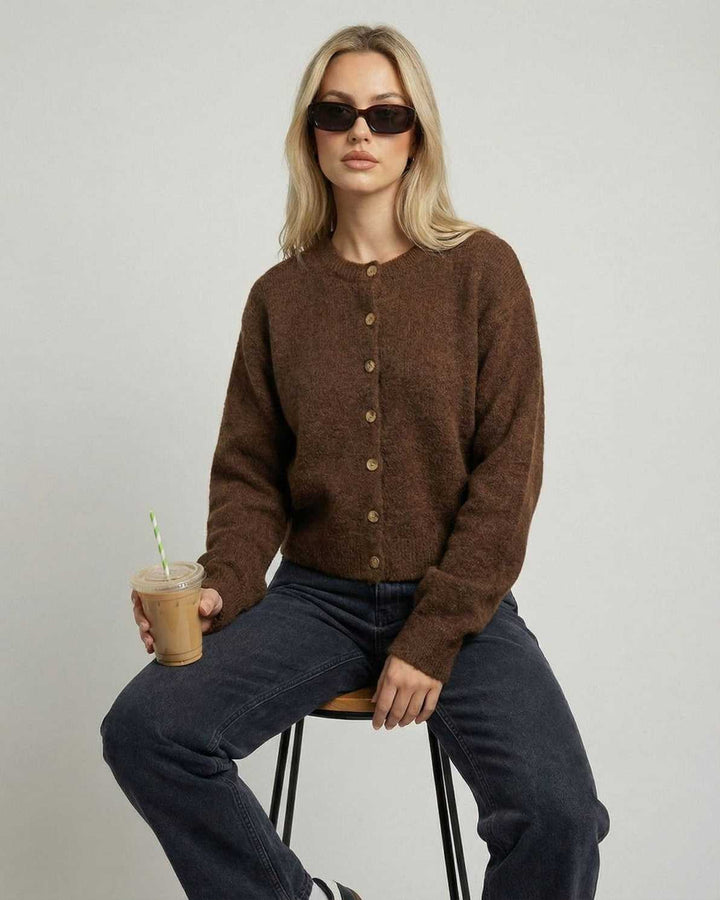 Cárdigan de mujer con textura de punto suave, ideal para capas y confort en moda de otoño invierno.