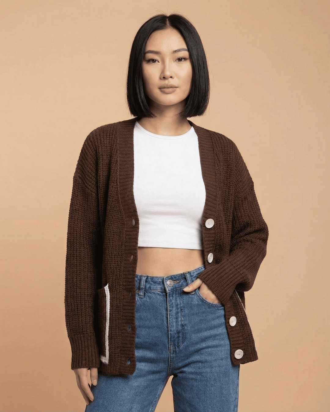 Mujer usando cárdigan de bloque de color. Estilo casual y cómodo, suéter perfecto para un look de otoño/invierno.