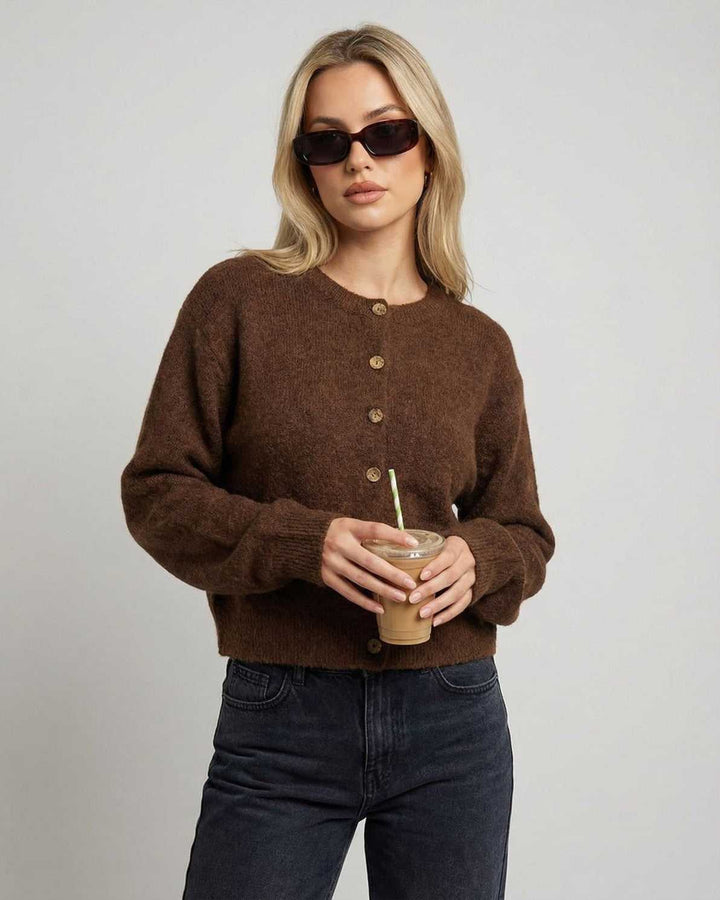 Cárdigan de otoño invierno para mujer, de punto suave, creando un look elegante y cómodo.