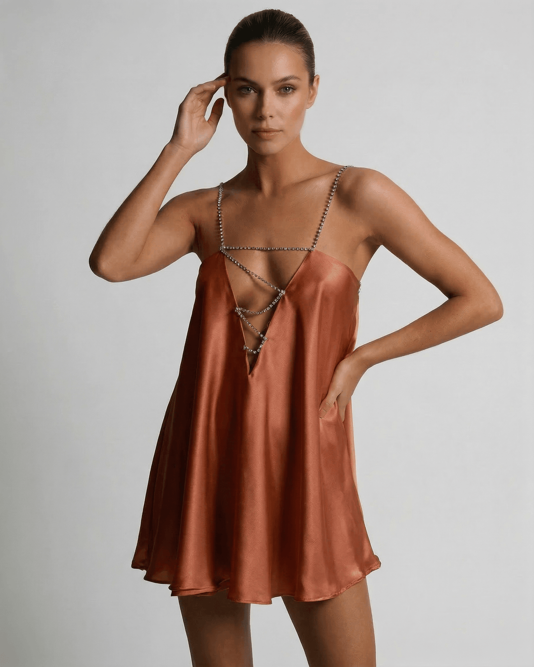 Vestido corto de cóctel para mujer color cobre, sin mangas, con pedrería. Perfecto para fiesta nocturna elegante.