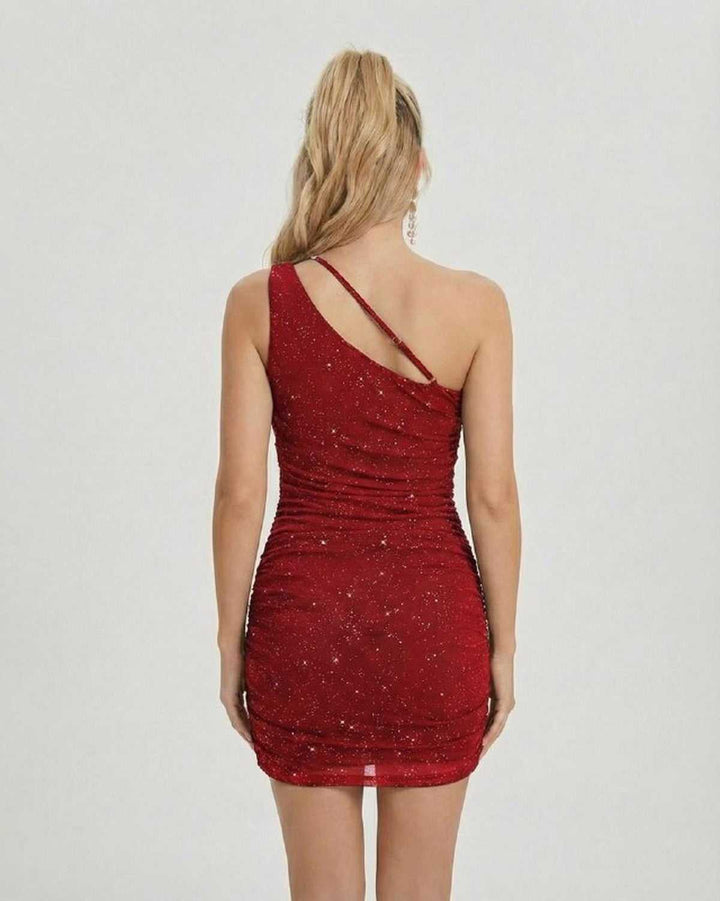 Elegante vestido de fiesta asimétrico carmesí de un hombro con brillo sutil, moda mujer.