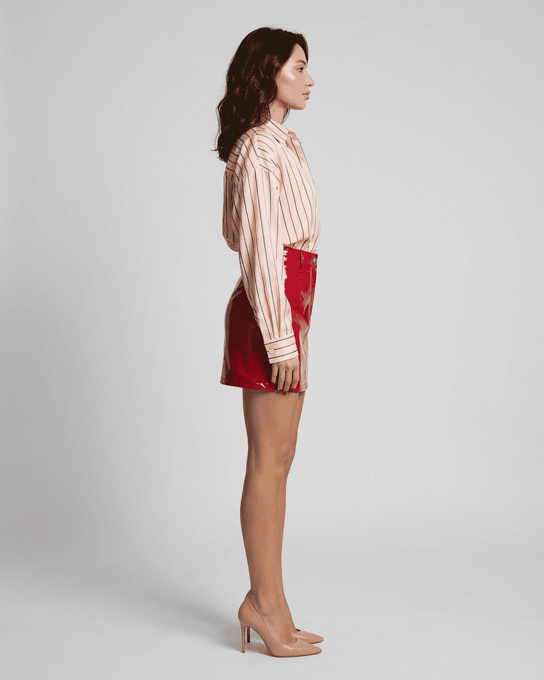 Falda roja mini bodycon con cintura alta para mujer. Estilo ajustado moderno, perfecto para un look de fiesta.