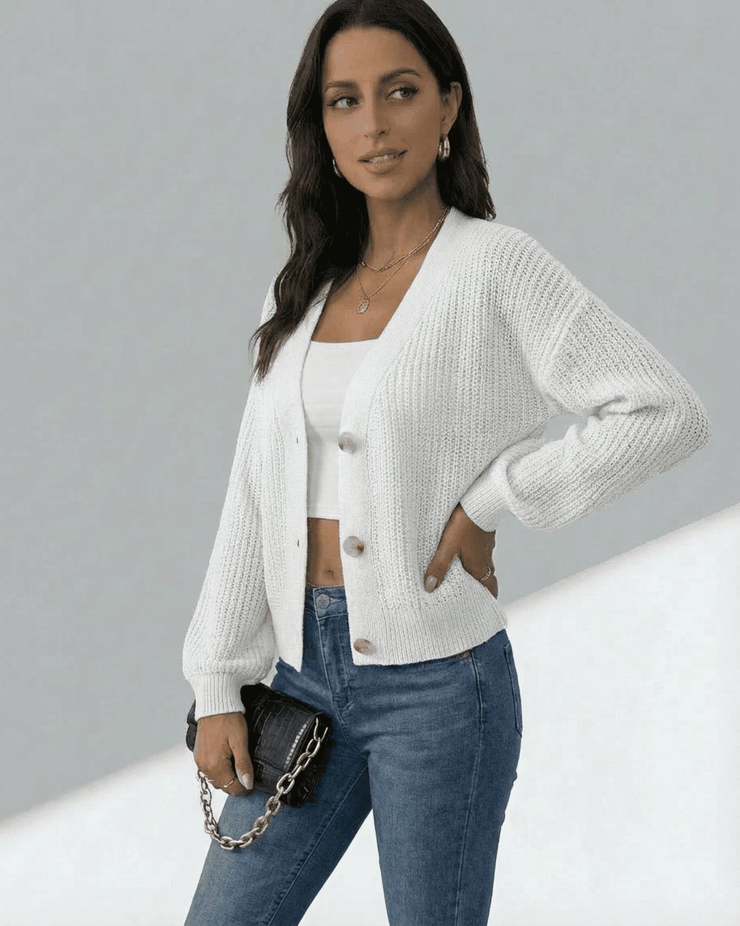 Suéter cárdigan ligero Elara blanco para mujer. Versátil para otoño-invierno, un estilo elegante y de moda.