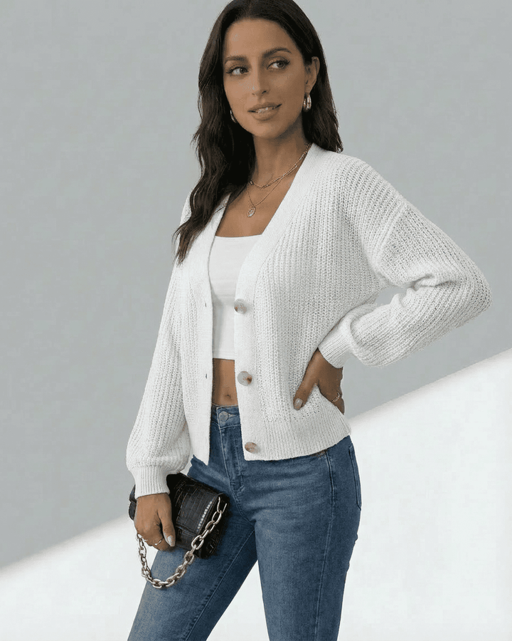 Suéter cárdigan ligero Elara blanco para mujer. Versátil para otoño-invierno, un estilo elegante y de moda.