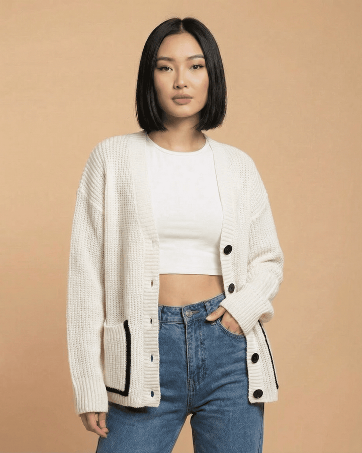 Cárdigan de mujer moderno con bloques de color, cuello V y botones. Moda versátil para otoño.