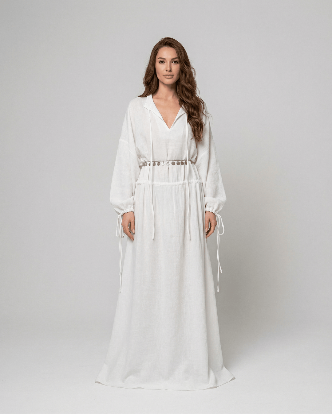 Elegante vestido maxi Elara blanco para mujer, manga larga, corte A. Perfecto para el verano, cómodo y fluido.