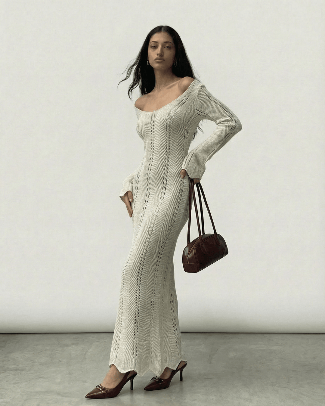 Elegante vestido largo Elara con textura acanalada y favorecedor corte bodycon. Mangas acampanadas y cuello V para mujer.