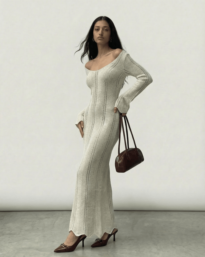 Elegante vestido largo Elara con textura acanalada y favorecedor corte bodycon. Mangas acampanadas y cuello V para mujer.