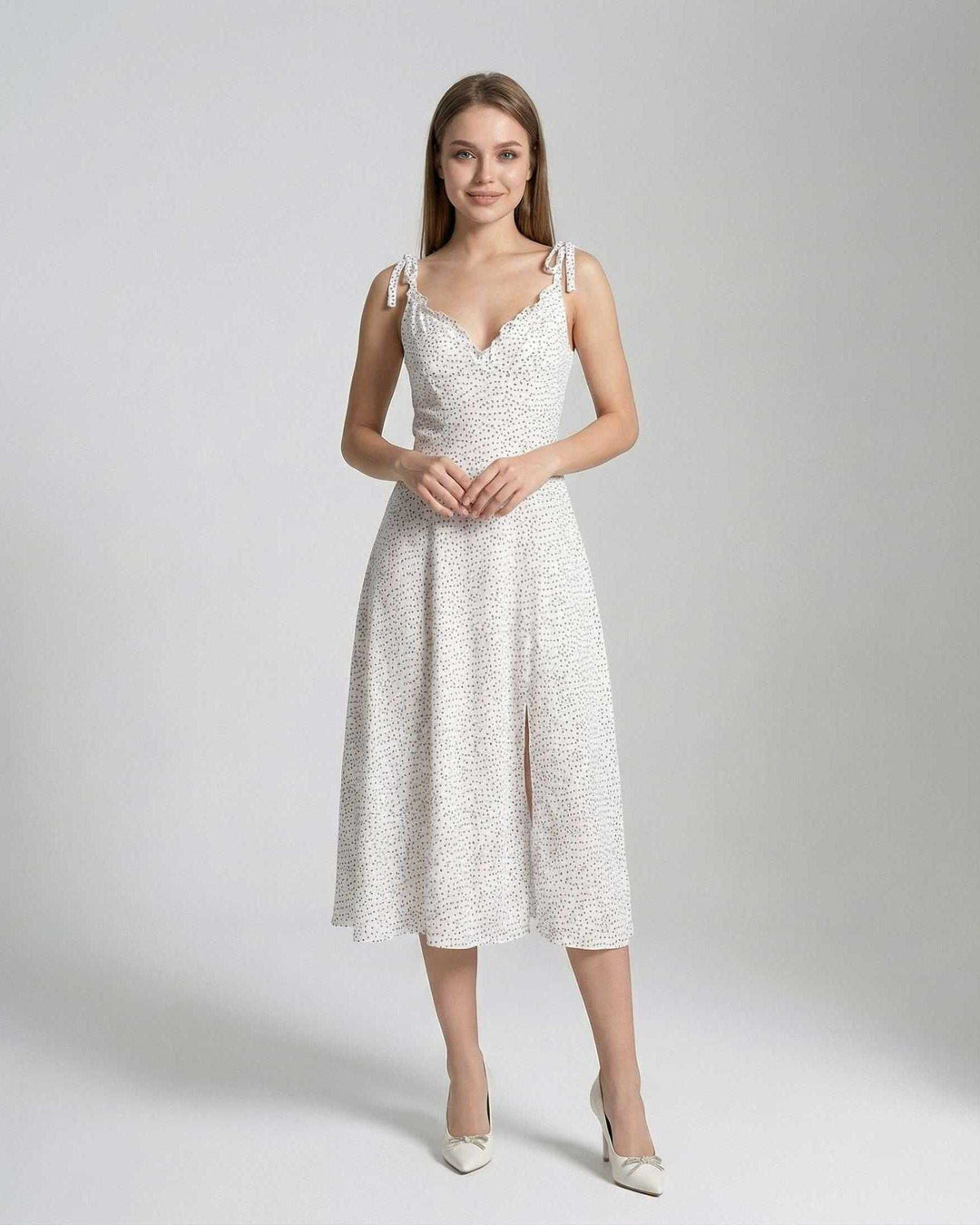 Vestido midi A-line con lunares para mujer. Diseño fluido y sin mangas, perfecto para disfrutar el verano con estilo.
