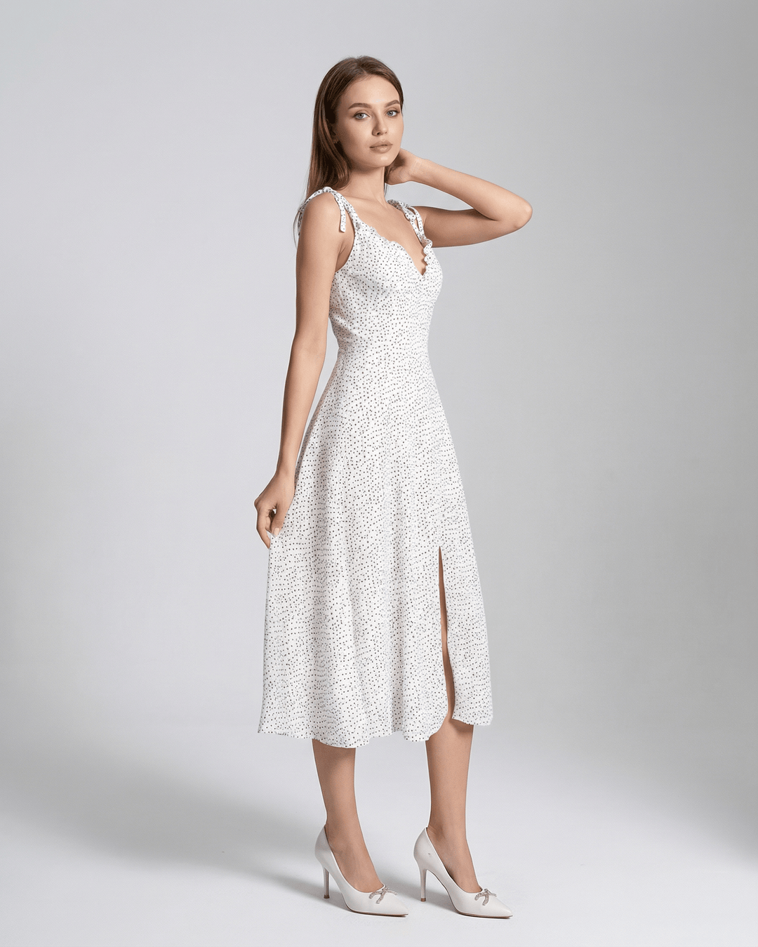 Elegante vestido midi blanco con lunares para mujer, corte A-line sin mangas. Moda de verano para ocasión especial.