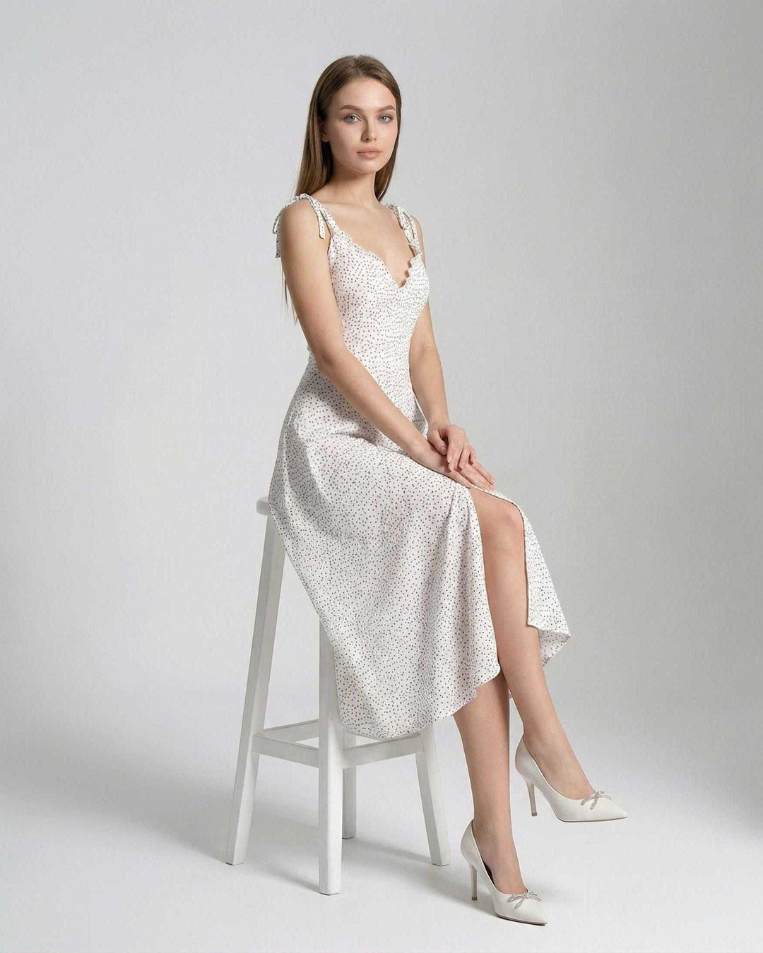 Vestido midi Elara de mujer, corte A-line con lunares. Vestido sin mangas, ideal para la moda de verano y eventos.