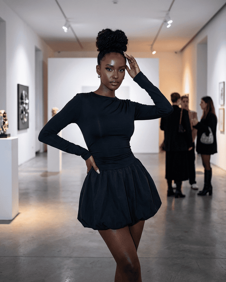 Elegante vestido mini negro para fiesta o cóctel. Diseño ajustado con volantes, manga larga. Ropa de mujer moderna.