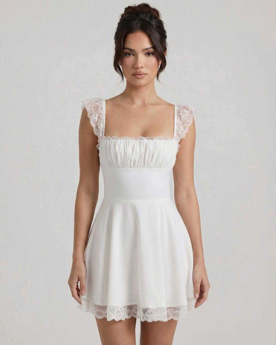 Vestido corto blanco elegante con corsé estructurado, silueta A-line y escote cuadrado. Perfecto para fiesta.