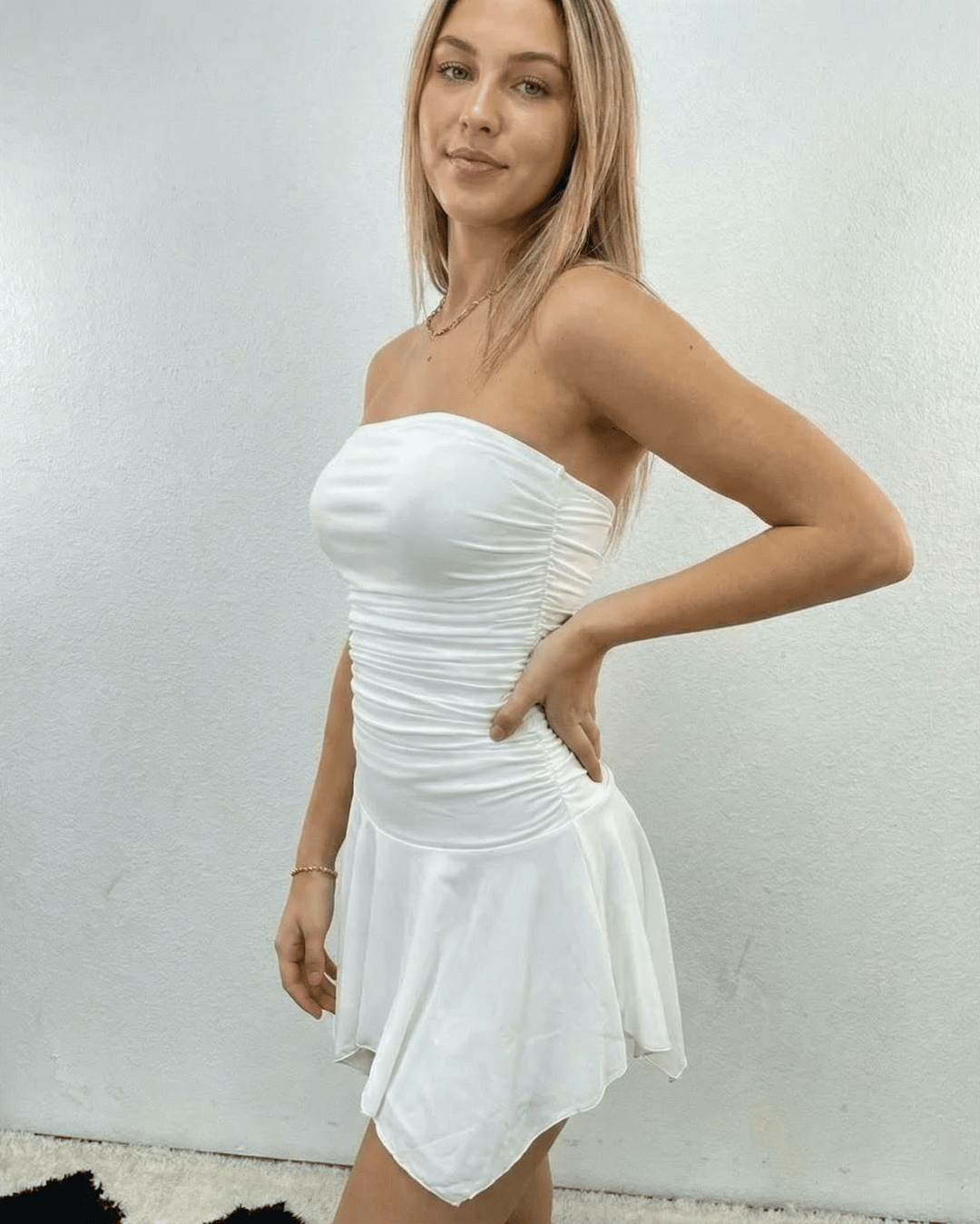 Elegante vestido mini Elara blanco para mujer, estilo sin esfuerzo para la temporada de verano.