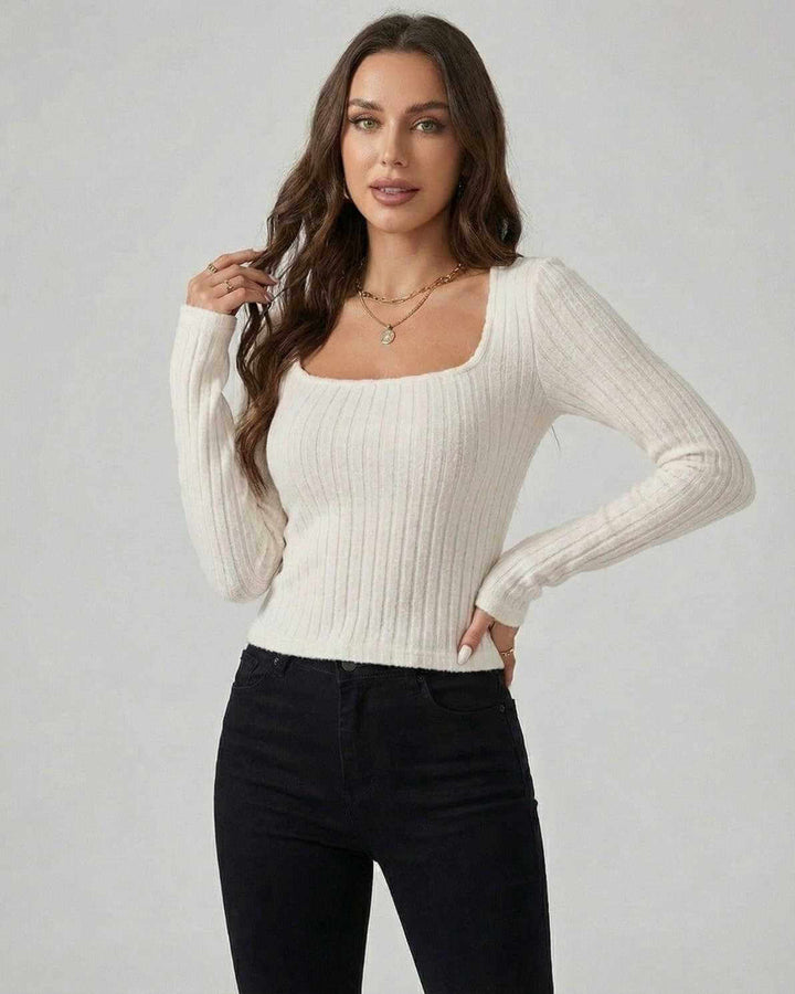 Suéter básico blanco de manga larga para mujer. Prenda versátil para invierno u otoño, ideal para looks casuales y cómodos.