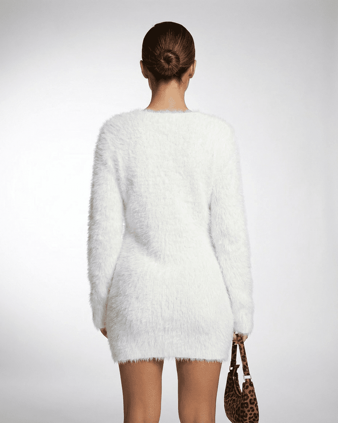 Suéter blanco de mujer, escote en V, elegante. Perfecto para fiestas, looks casuales. Moda femenina de otoño/invierno.