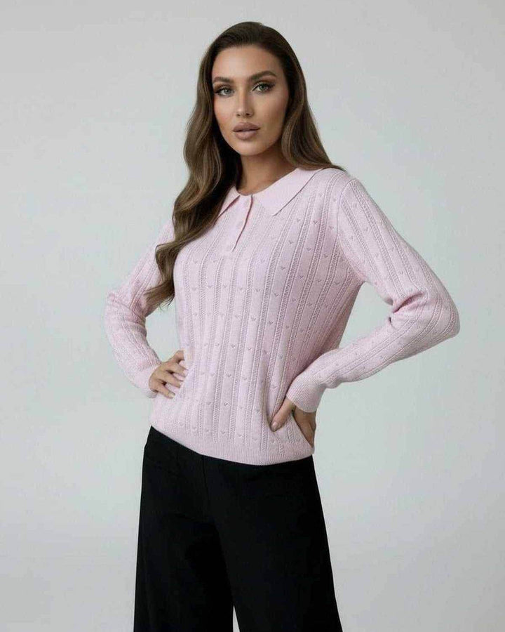 Mujer vistiendo suéter blanco de punto elegante, manga larga, estilo moderno y confortable para el día a día.