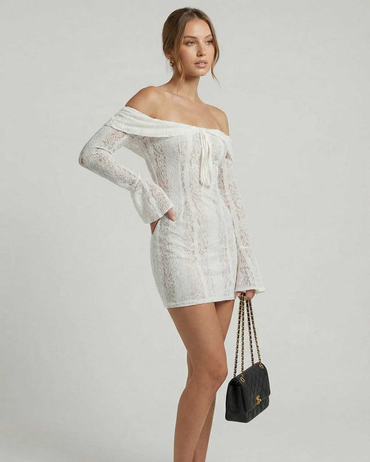 Vestido de fiesta blanco off-shoulder, estilo mini para mujer, sofisticado y perfecto para eventos de noche.