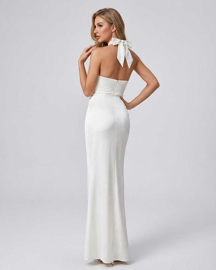 Vestido maxi bodycon blanco para mujer. Cuello halter, sin mangas. Ropa elegante y moderna para noche.