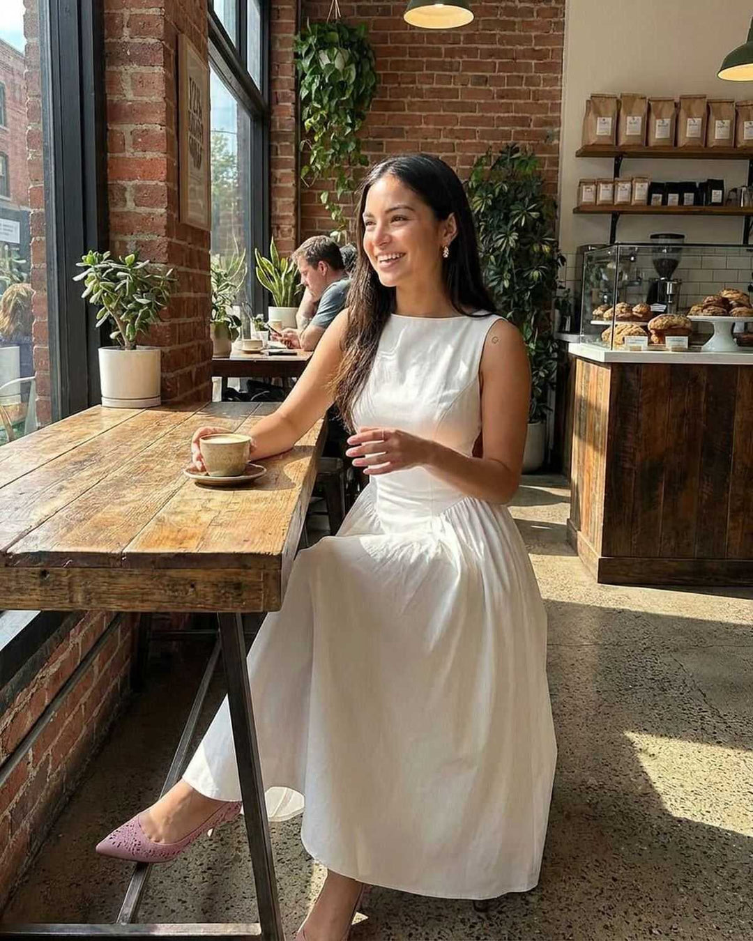 Ropa mujer: Vestido midi blanco elegante con espalda abierta. Versátil y perfecto para fiestas y eventos especiales.
