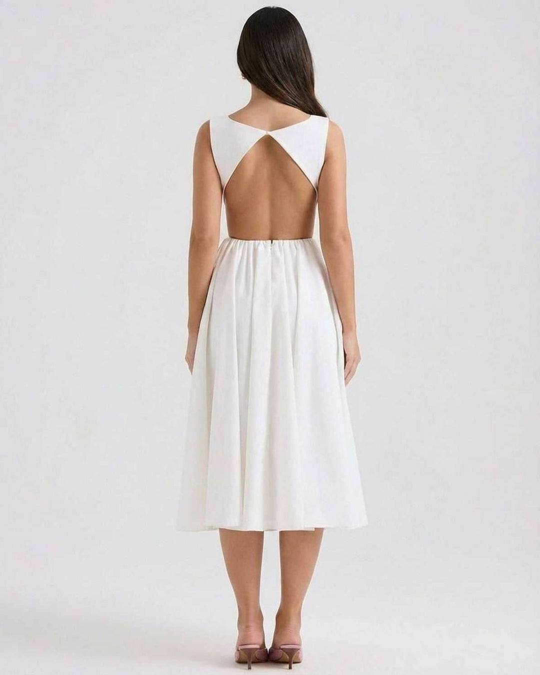 Vestido midi blanco de mujer, elegante y versátil, con silueta A y espalda abierta. Ideal para fiestas.