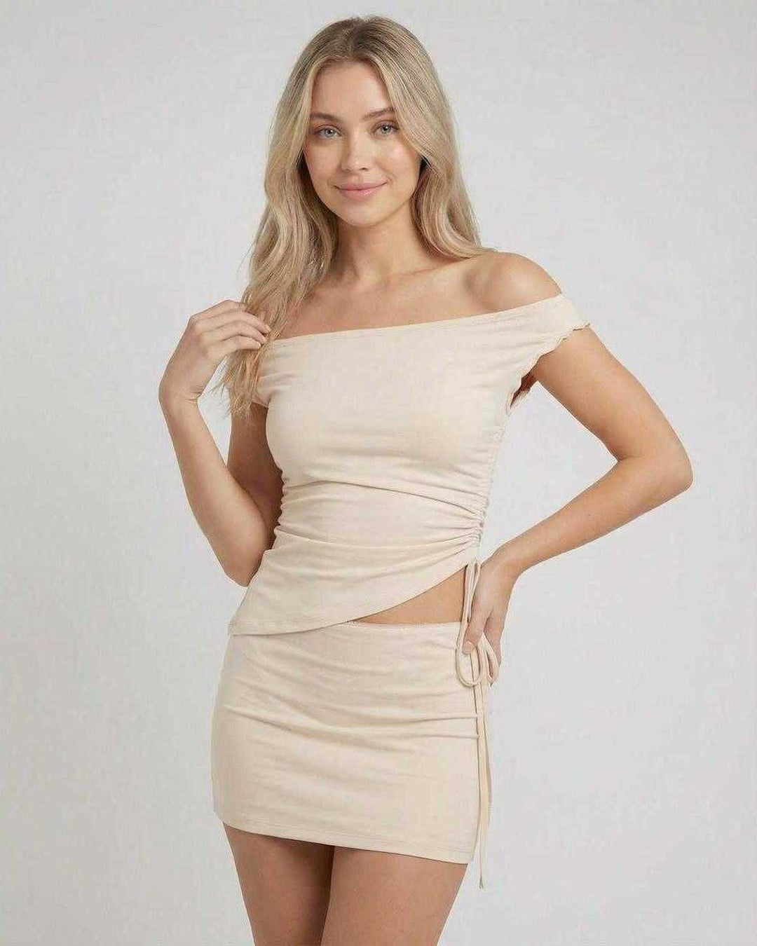 Vestido mini blanco asimétrico sin mangas, ideal para verano. Un diseño casual chic, moderno y versátil para mujer.